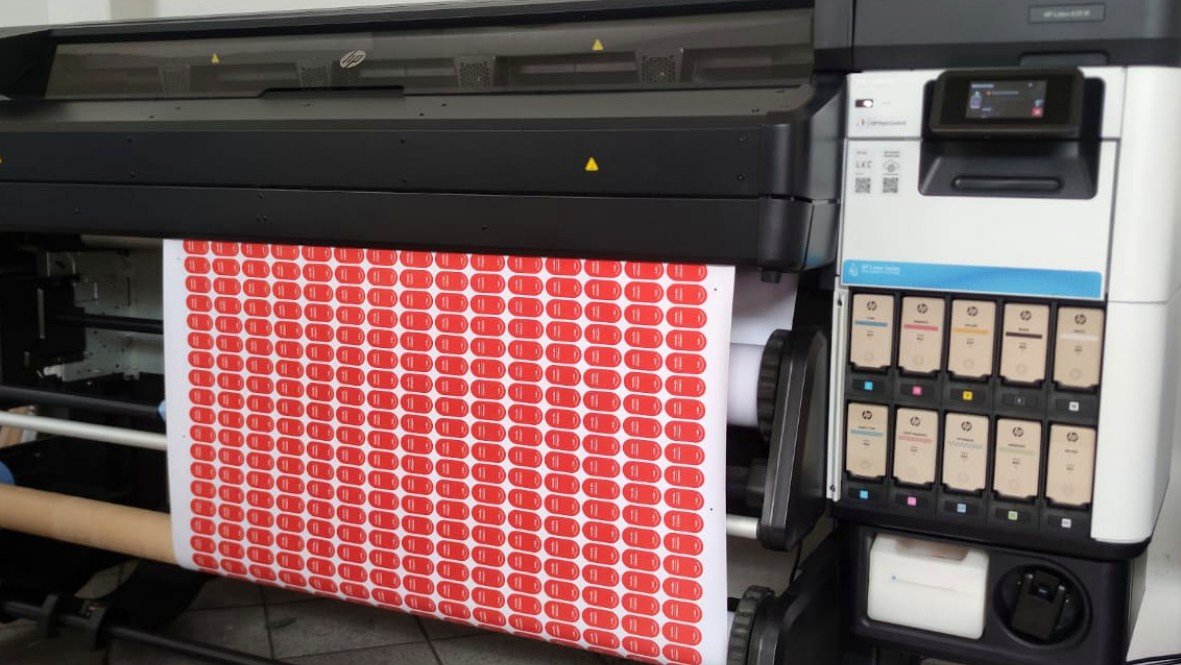 HP Latex imprimindo adesivos e etiquetas na Ápice Digital