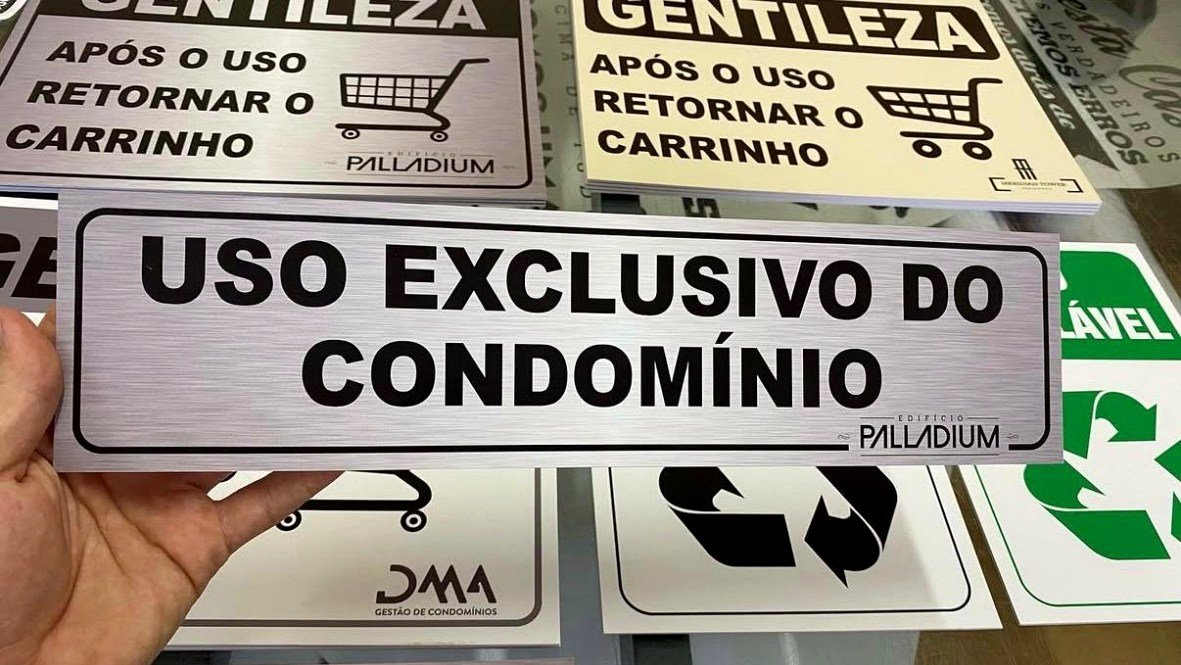 Placas e sinalização interna produzidas pela Ápice Digital