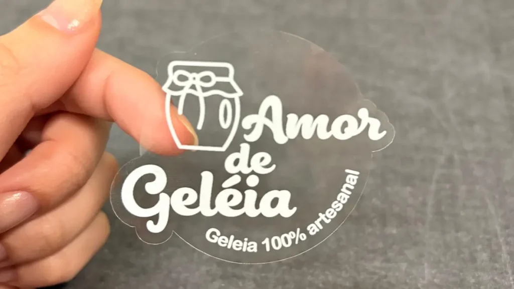 Home 5 adesivos transparentes com impressão de tinta branca na Ápice Digital | Soluções Gráficas – Rótulos para produtos artesanais.
