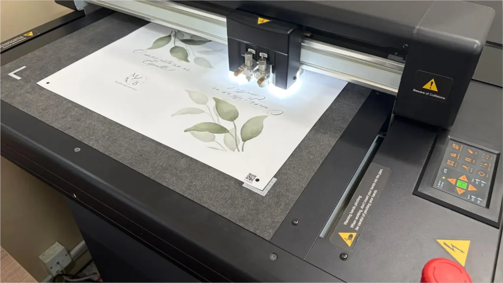 Home 6 Mesa de corte e vinco digital Vulcan FC-500 na Ápice Digital | Soluções Gráficas: acabamento de precisão para adesivos, rótulos e papelaria personalizada.