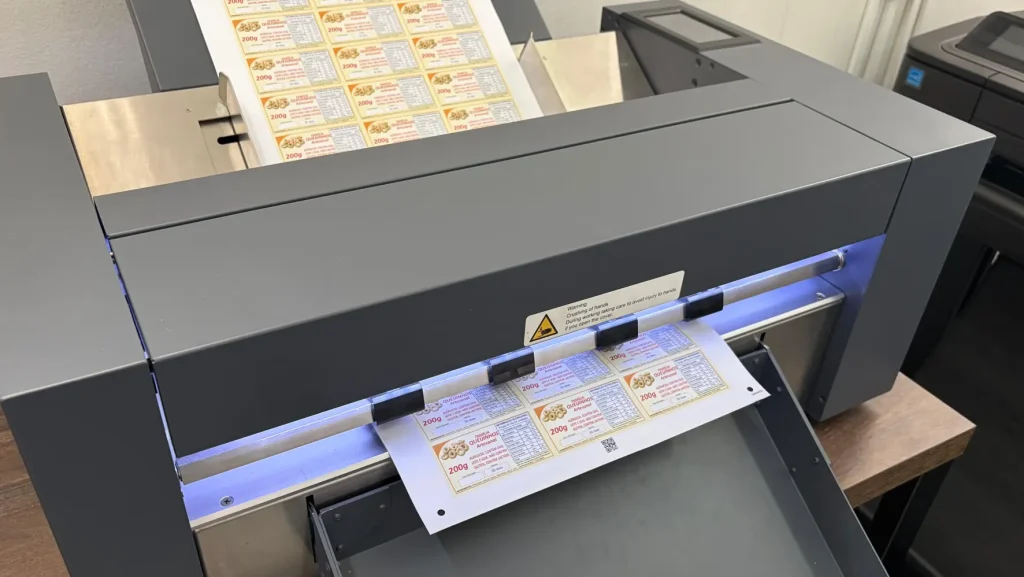 Home 4 Cortadora digital Vulcan SC-350 na Ápice Digital | Soluções Gráficas – Corte automático de alta precisão para adesivos e rótulos personalizados.